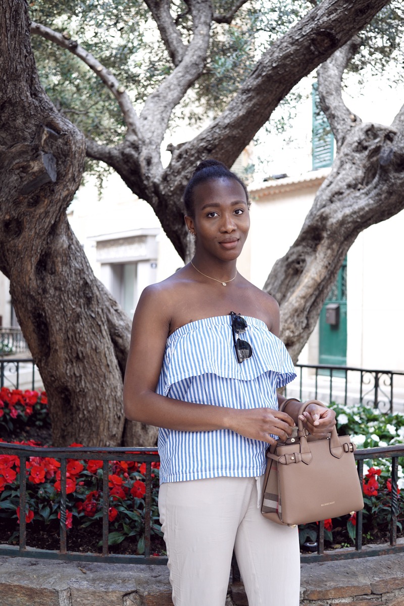 Fashion blogger with small Burberry Banner bag. #fashionbloggers