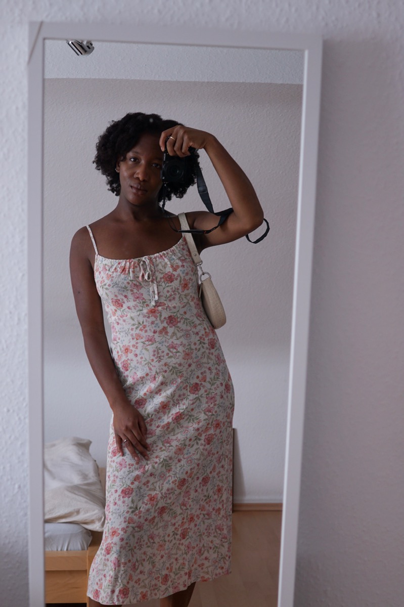Jey in floral Newlook 90s midi dress